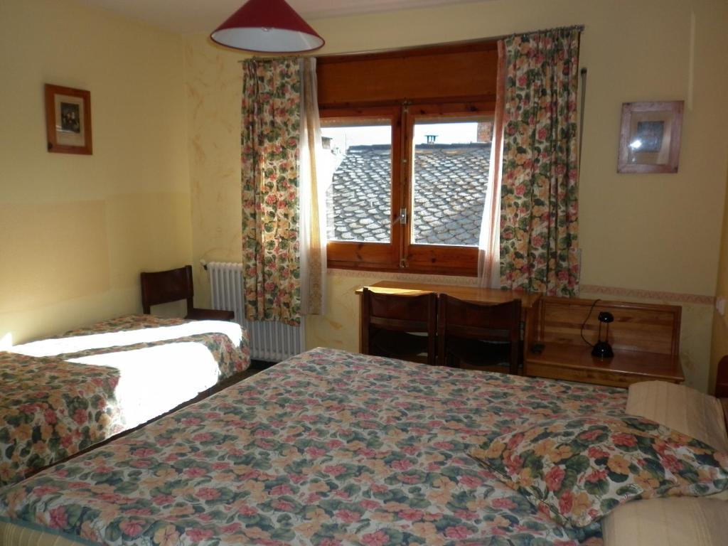 Fonda Cerdanya Otel Puigcerdà Oda fotoğraf