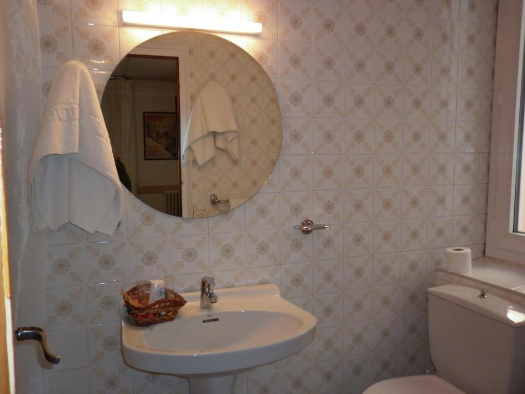 Fonda Cerdanya Otel Puigcerdà Oda fotoğraf